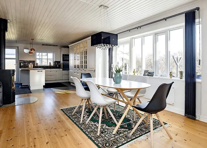 6 Person In Lokken-by Traum *